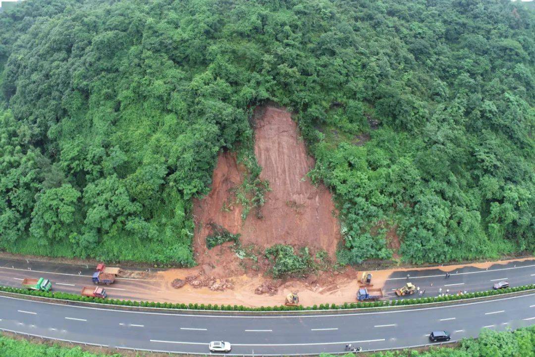 延安宝塔区山体滑坡图片