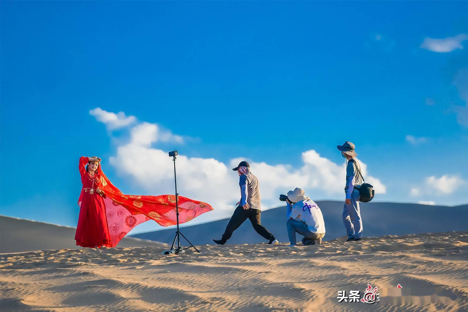 随着跨省旅游业务的逐步恢复,沉寂良久的敦煌大漠再度热闹起来.