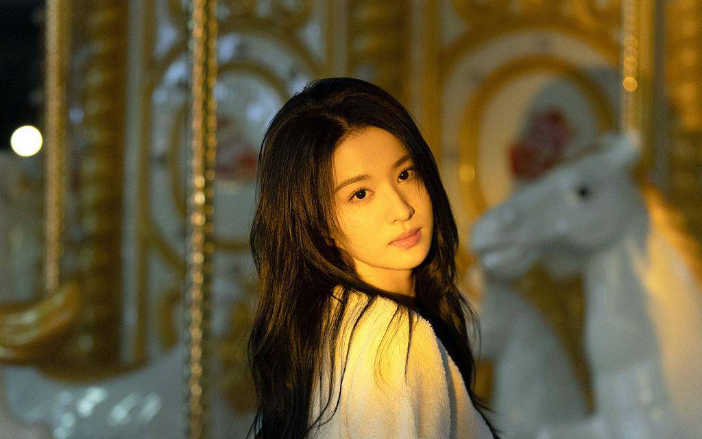 王楚然儿童节旋转木马写真超甜 笑容纯真童趣盎然_刘海_游乐园_氛围