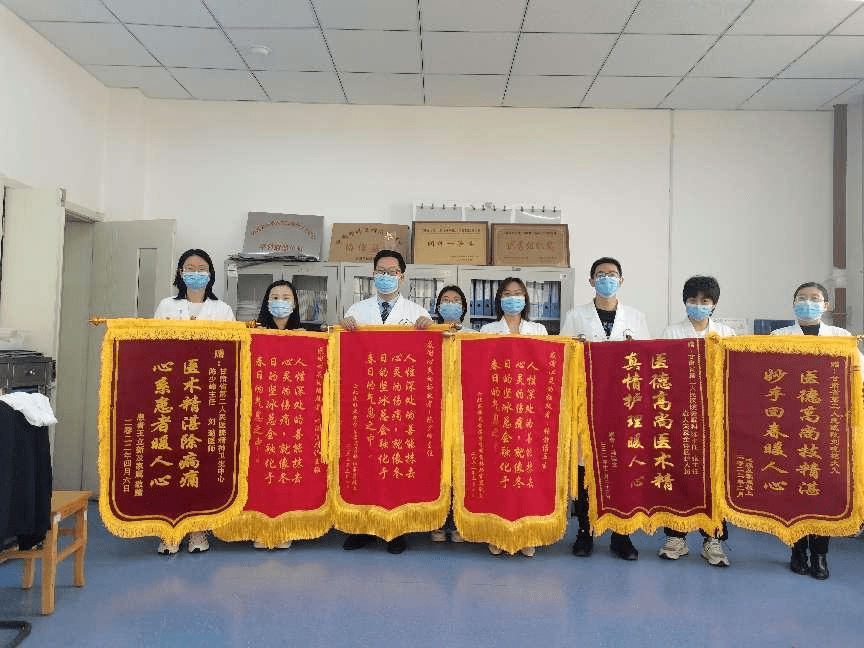 者"字样的多面锦旗送至睡眠中心,再三感谢我科主任,医生,心理治疗师