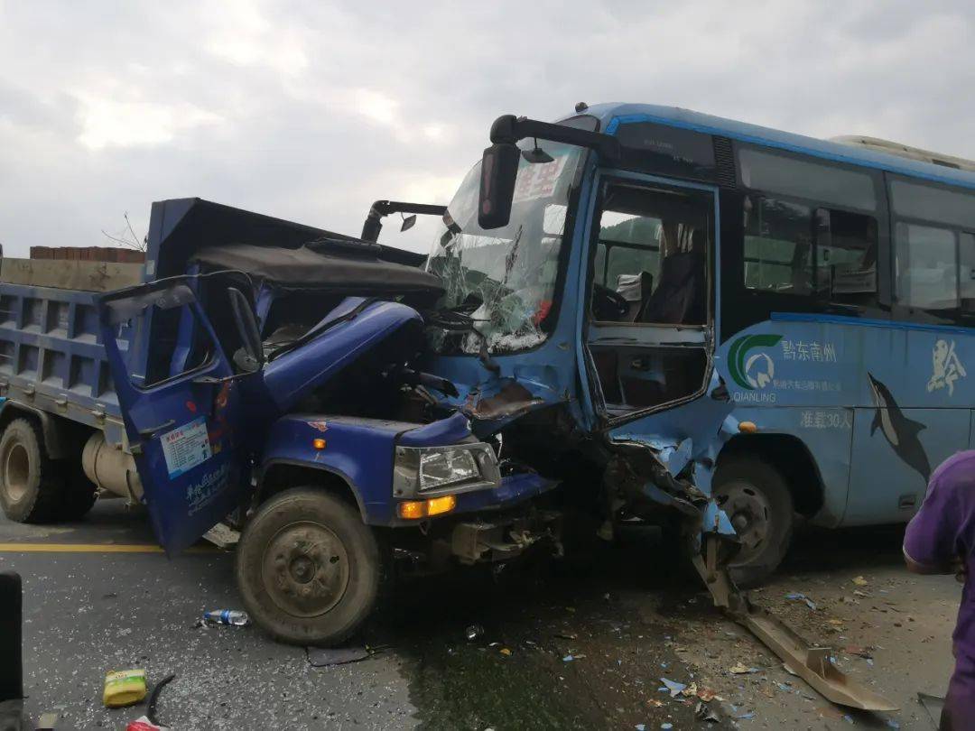 黔东南5天发生3起车祸多名人员被困