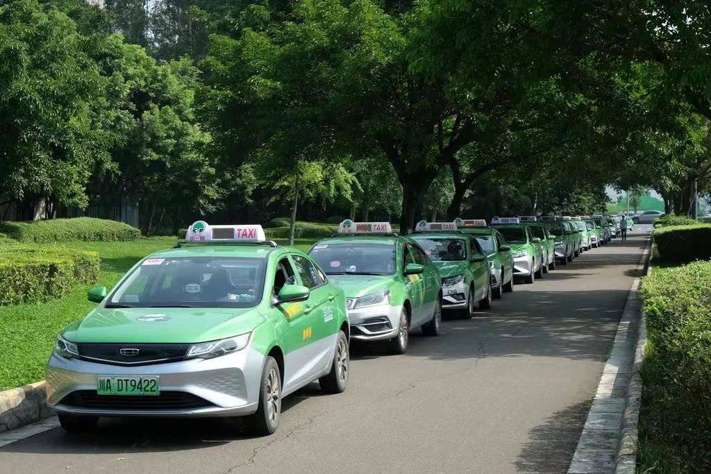 成都龙泉驿区60余辆出租车爱心送考 免费预约后"一对一"服务_公司