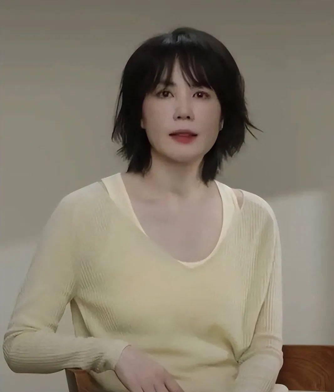 王菲这是倒着长吗?