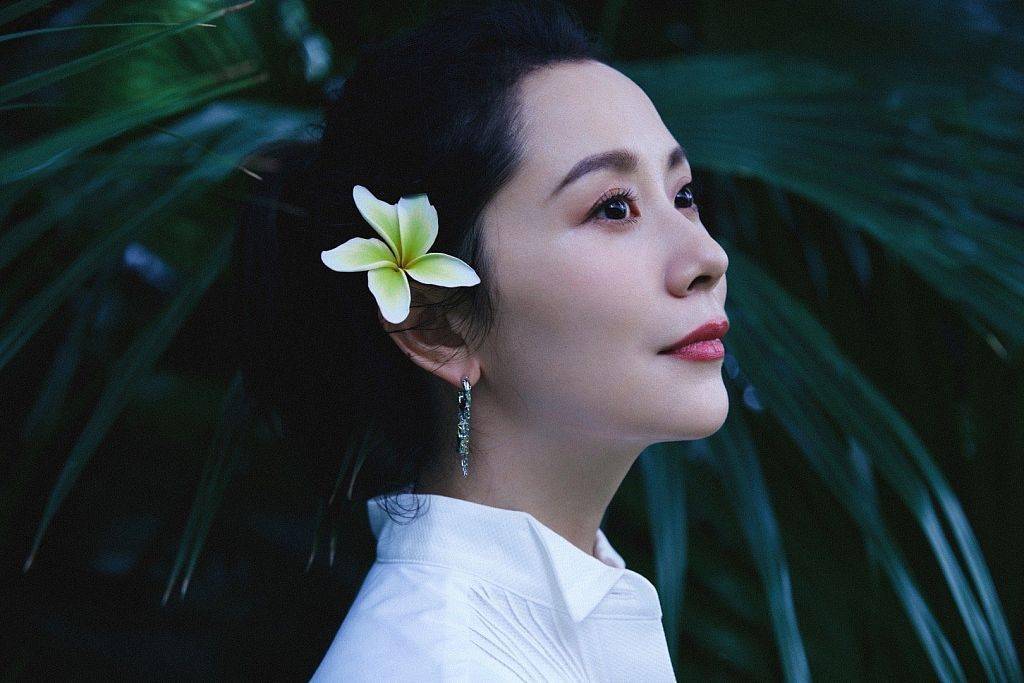 海清侧脸迷人.叼着花朵的海清.海清气质迷人.返回搜狐,查看更多