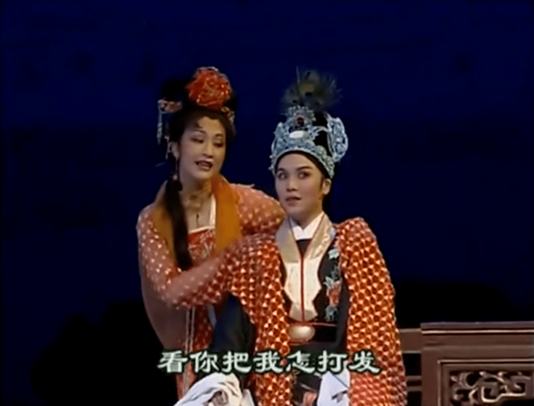 越剧《救风尘》宋引章拿到了休书,兴冲冲跑来找赵盼儿,相约返回汴梁.