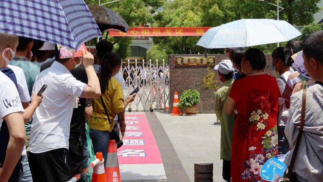 实拍阜阳高考这一幕戳中泪点