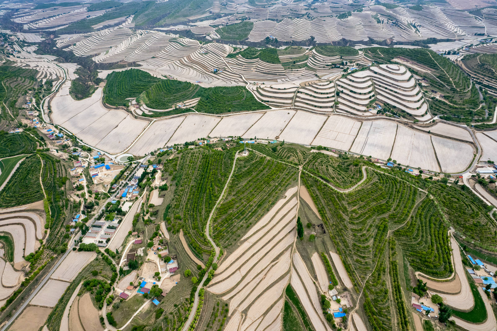 高清大图:「我的村 我的家」瞰彭阳县白阳镇中庄村_绿色_宁夏_山头