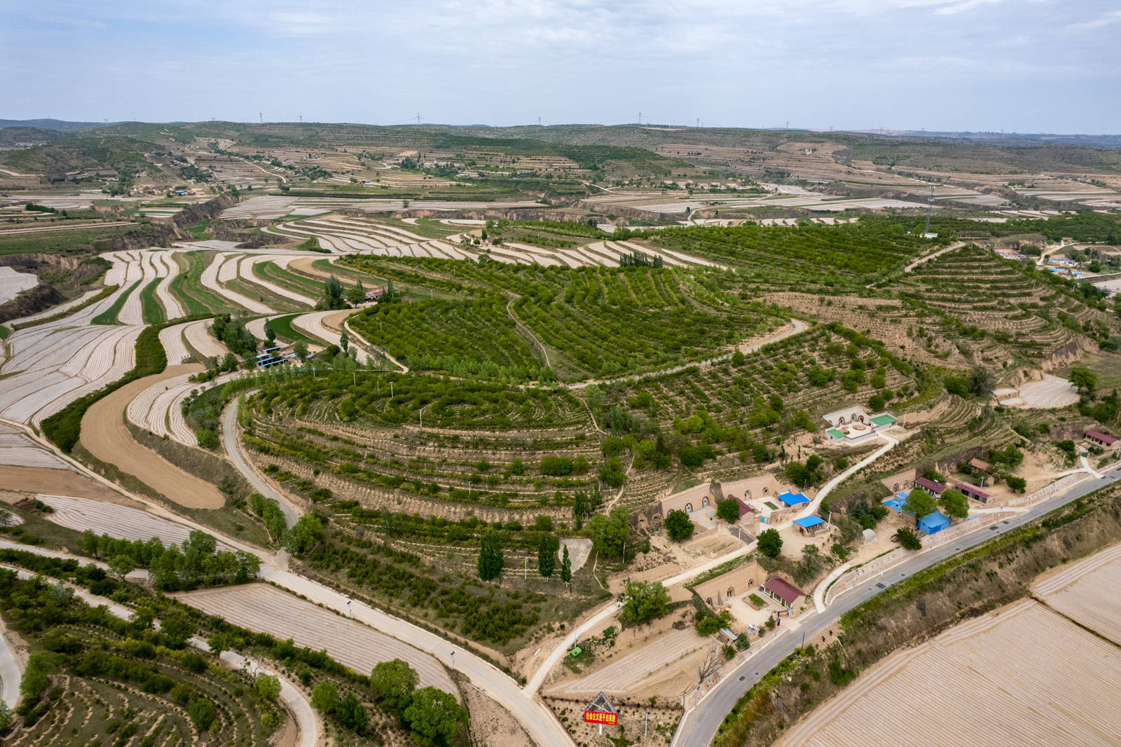 高清大图:「我的村 我的家」瞰彭阳县白阳镇中庄村_绿色_宁夏_山头