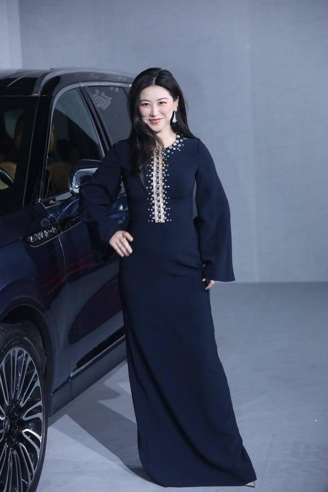 朱珠王鸥穿黑色同框,看出成熟女人有多美,连体裤裙装各显风韵_风格_版