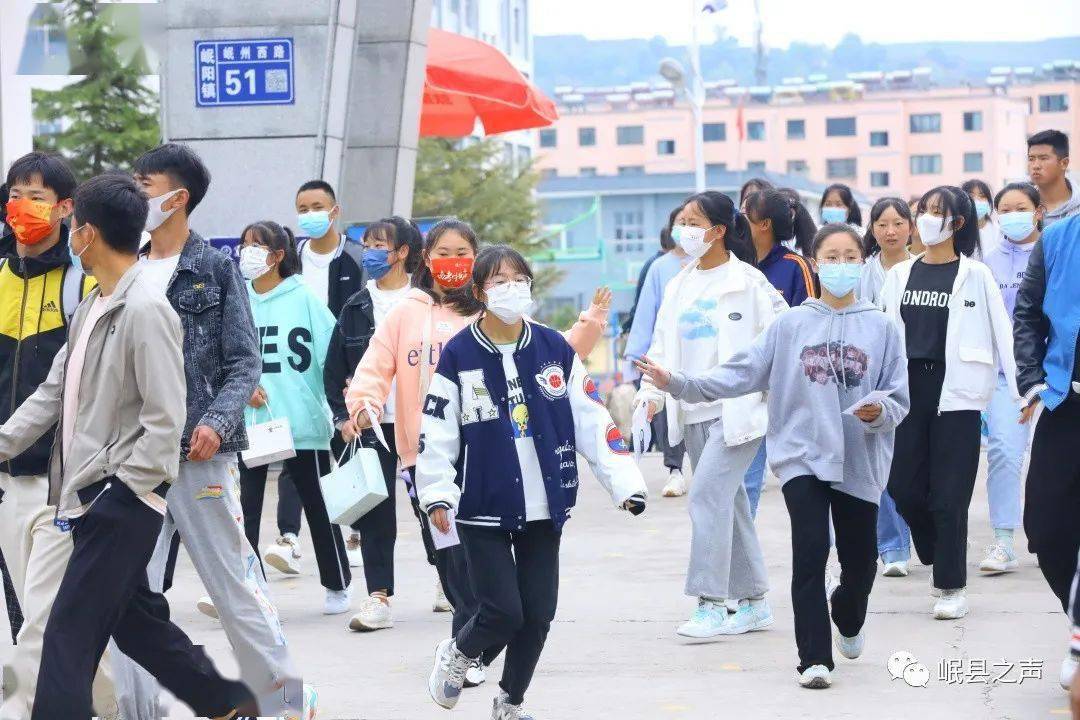 愿你拼搏的汗水都能浇灌出果实累累高考加油记者:曲婷婷 李妍妍 何烨