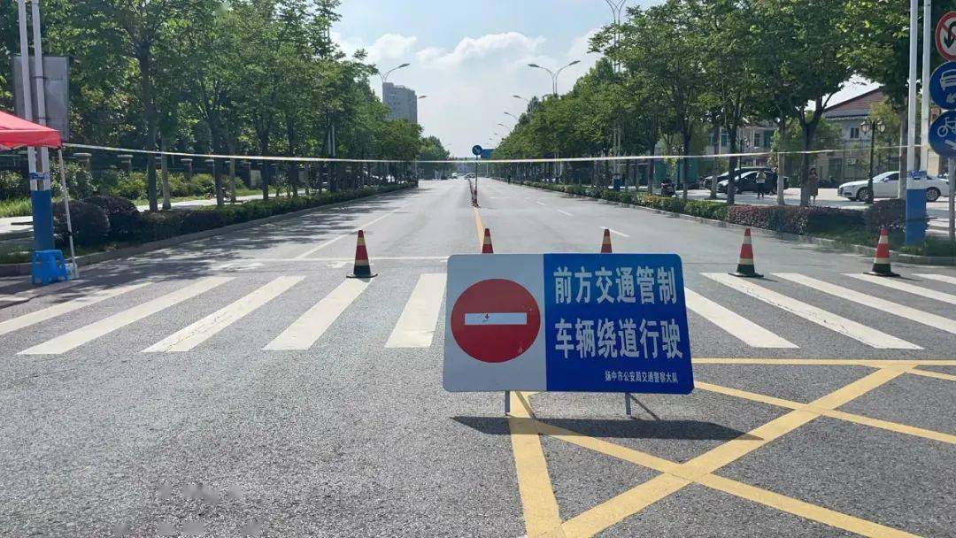 和警戒线,对高考周边道路实行交通管制,及时清理考场外乱停乱放的车辆