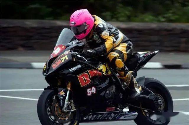 曼岛tt 比赛期间死亡人数最多的一年是1970年,当时有6名车手在比赛中