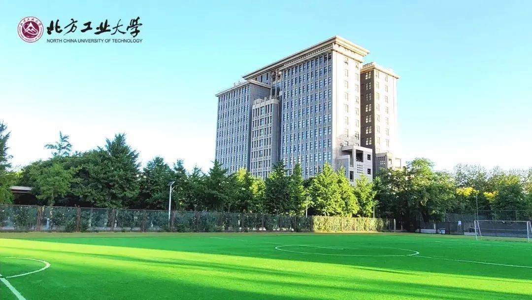 人独有的浪漫都有一张瀚学夜景图每一个北方工大人手机中左手指着月