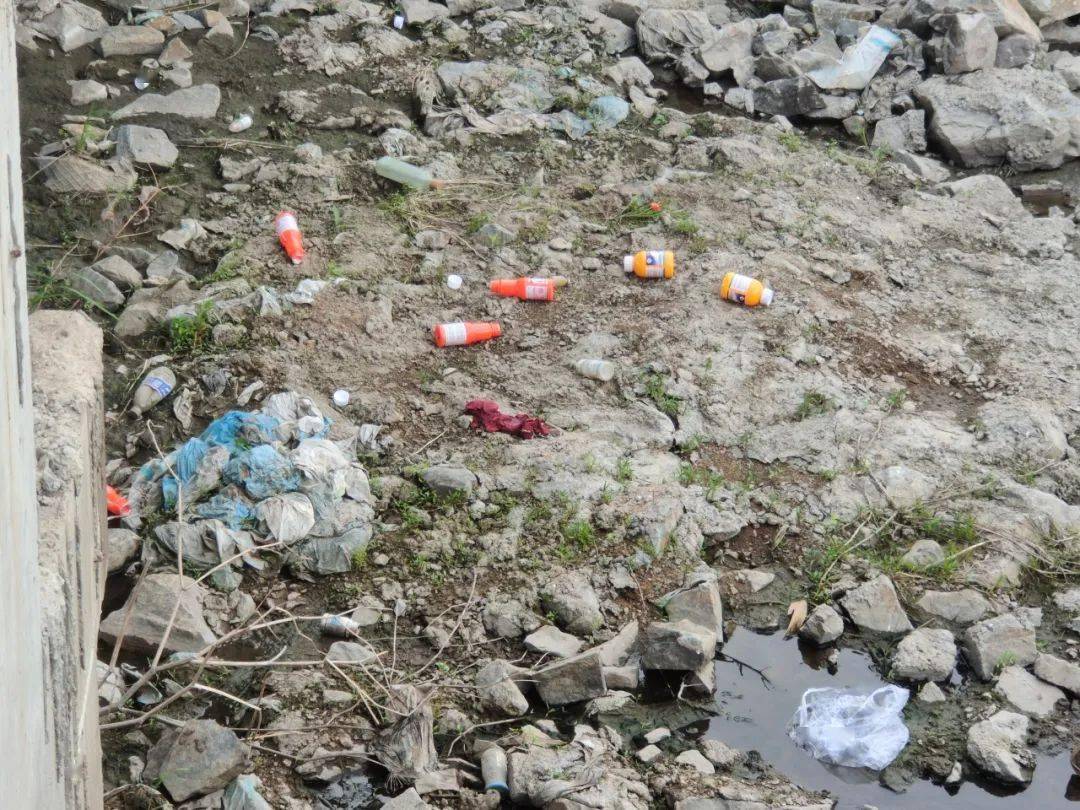 万中村农药瓶,化肥袋子,塑料布堵塞河道金丰村田间地头的塑料筐堆积