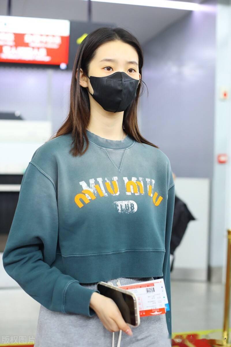 街拍张艺凡字母印花卫衣白色运动鞋青春洋溢