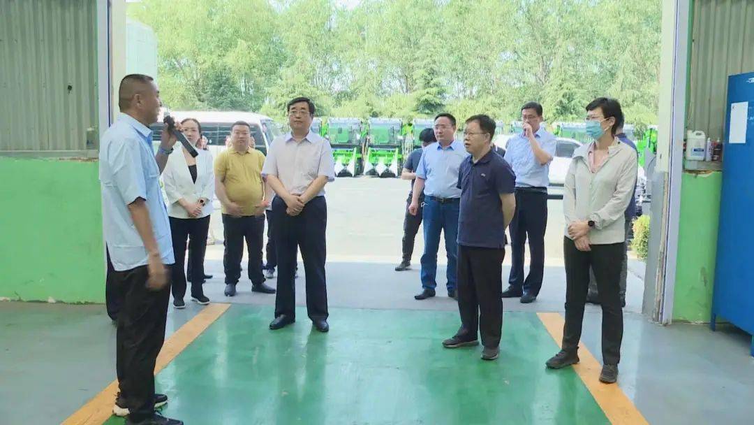 调研组一行先后到山东江华机械制造有限公司,莱河镇小麦良种繁育基地