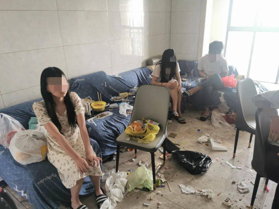 胡某19岁刘某19岁在南昌一小区被抓