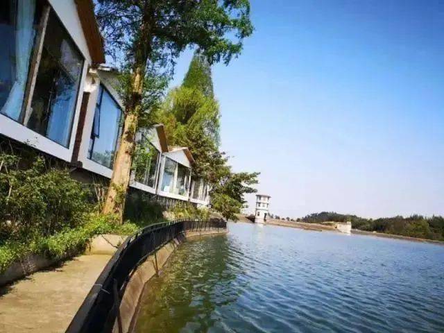 湖景房180度落地窗饶有一种洱海畔的感觉睡进百丈湖水云间的湖景房看