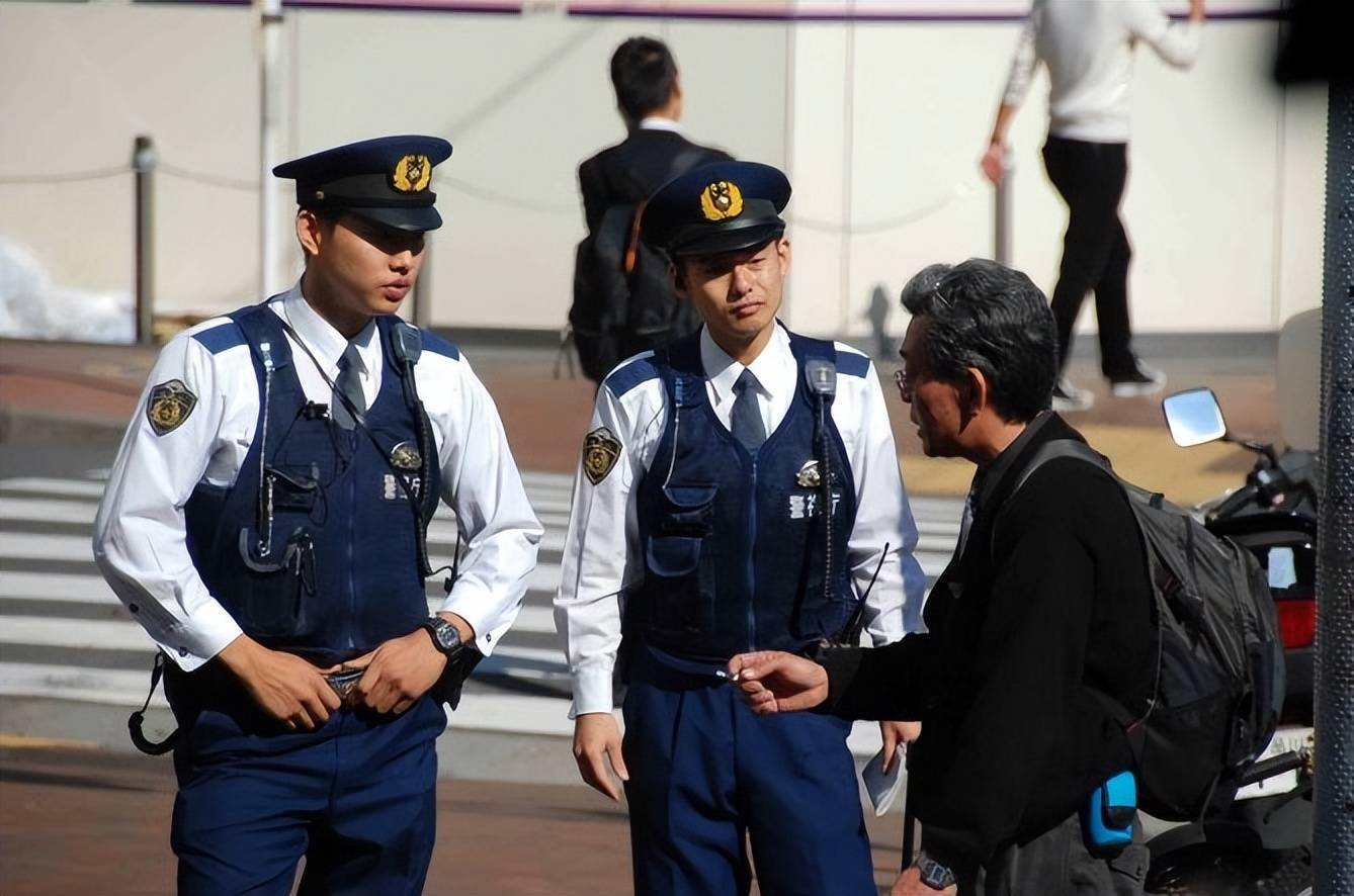 日本交警服装图片