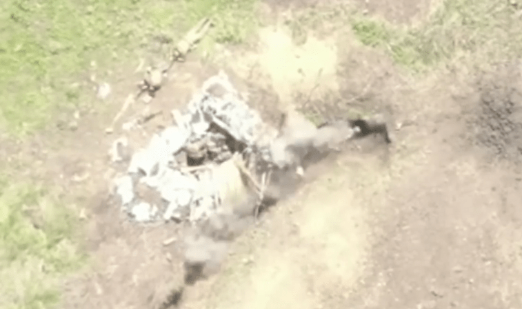 视频疯传！美媒：乌军无人机向俄军战壕扔炸弹，多名俄军倒下