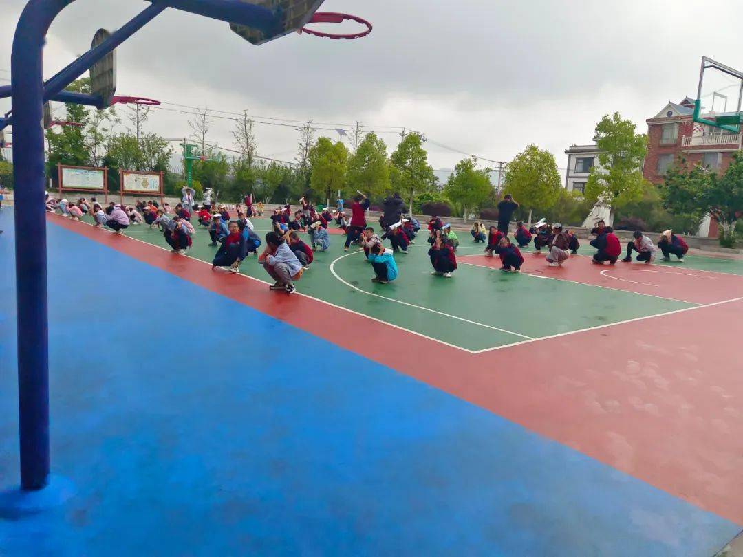 地震应急演练澄江市华光小学组织全校师生进行地震应急演练