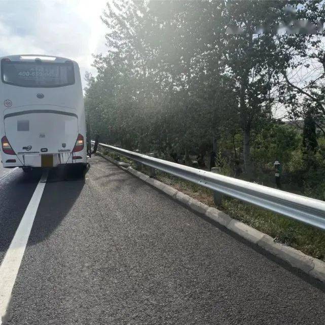 驕陽似火之日山東高速上一輛大巴駛不得車上四十多名乘客急需救援