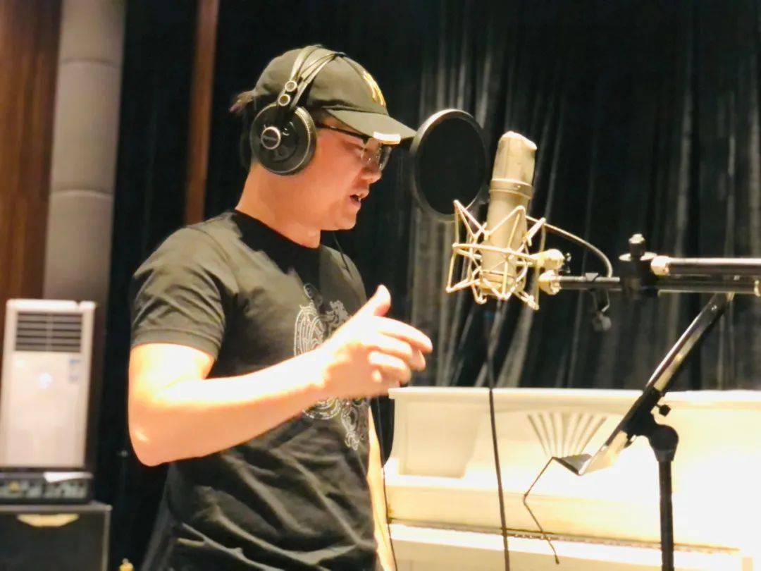 红色歌曲《恩重情深》mv特邀著名歌唱家廖鸿飞担任主唱,由广西群众