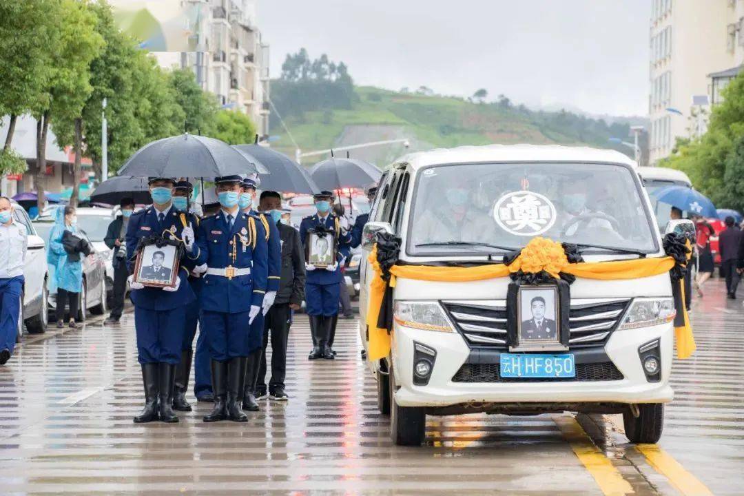 仪式后,现场消防车鸣笛致哀,汪磊烈士的灵车在骑警护送下缓缓驶离丘北