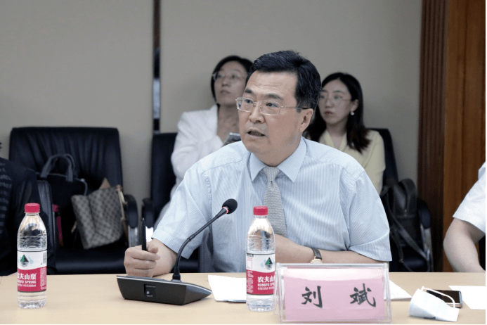 刘斌向加方介绍了学校的办学特色,发展成就,对外合作与交流成果及三所