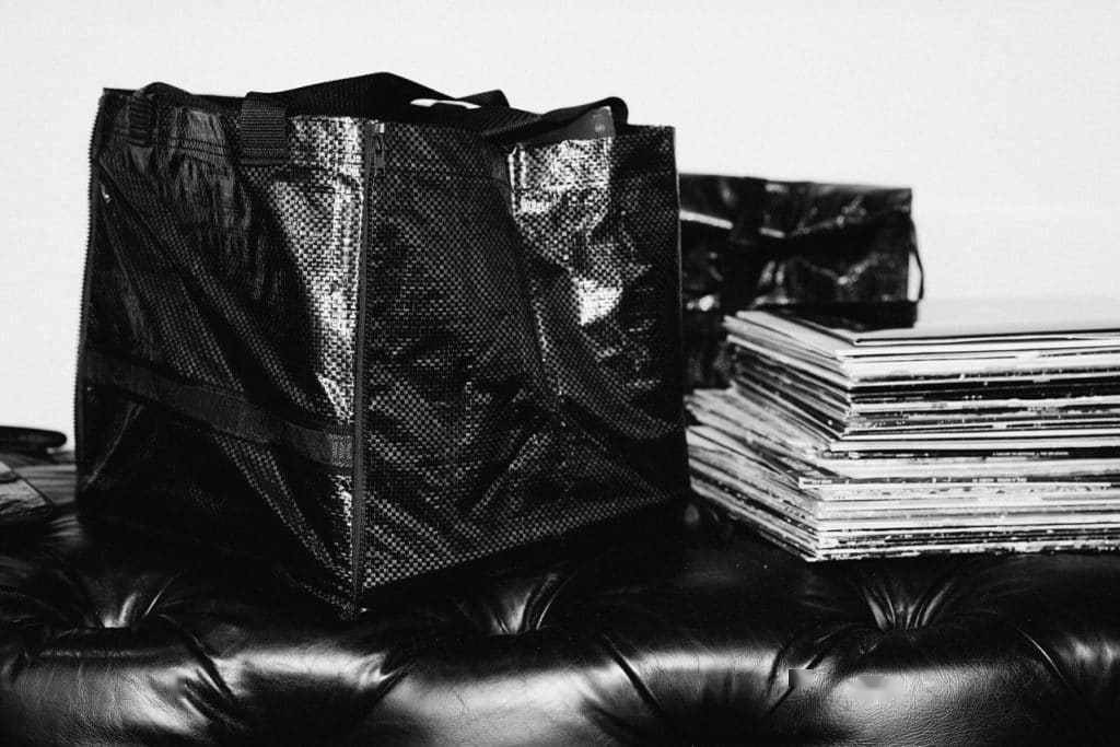 还「黑化」成三种模式:不止蓝黄 logo 变黑,人手一个的宜家蓝袋子(fr