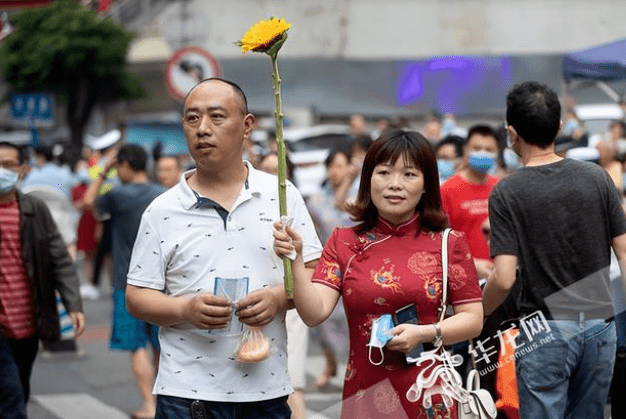 高考驚現作弊案細節曝出惹怒全網而我更心疼那個在考場外崩潰大哭的