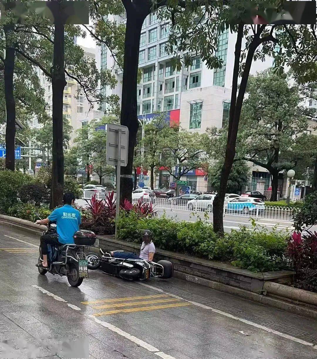 连环翻车!泉州这个地方,半小时内20多名骑手,都栽了跟头!