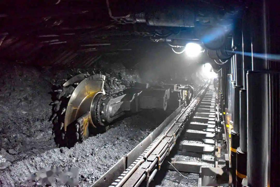 给力古城煤矿综采二队单月原煤产量493万吨