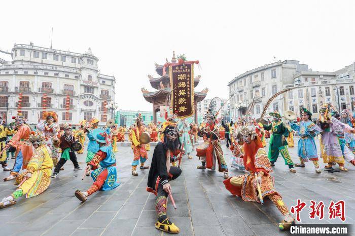 双咬鹅舞,潮阳英歌,鲤鱼舞都是潮汕地区流传多年的民俗文化,也是汕头