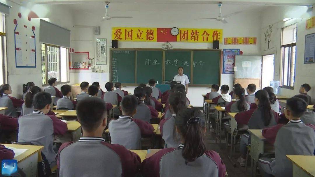 日前,通山县南林中学708班主题班会课堂上,班主任给同学们讲解了反腐