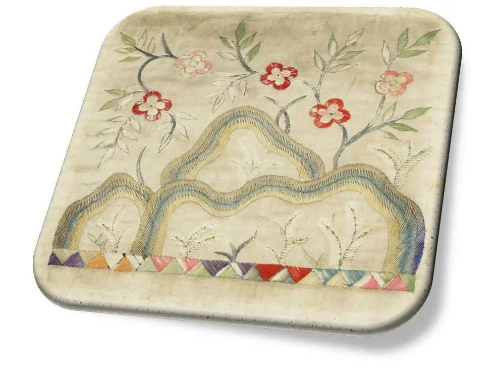 白缎吉祥长寿枕头顶.绣面上有桃形山石(寿石)和桃花,有吉祥长寿寓意.