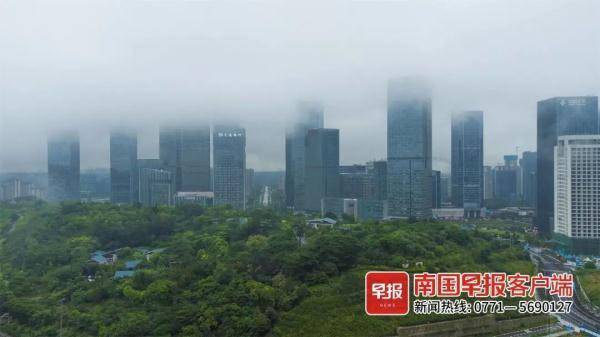 南宁市区雨后云雾缭绕，美如仙境