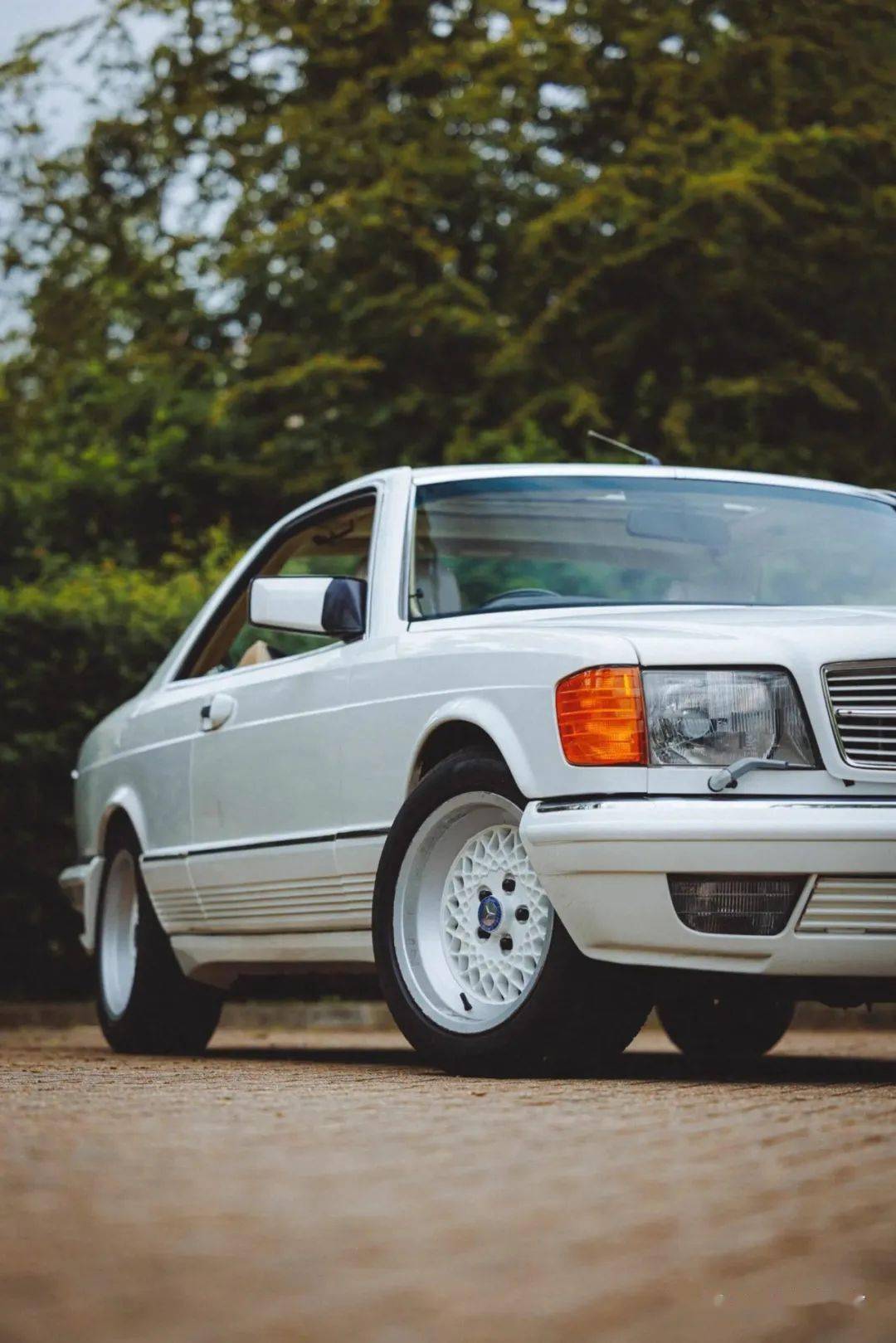 优雅气质的代名词非这台纯白奔驰500sec莫属酷乐汽车