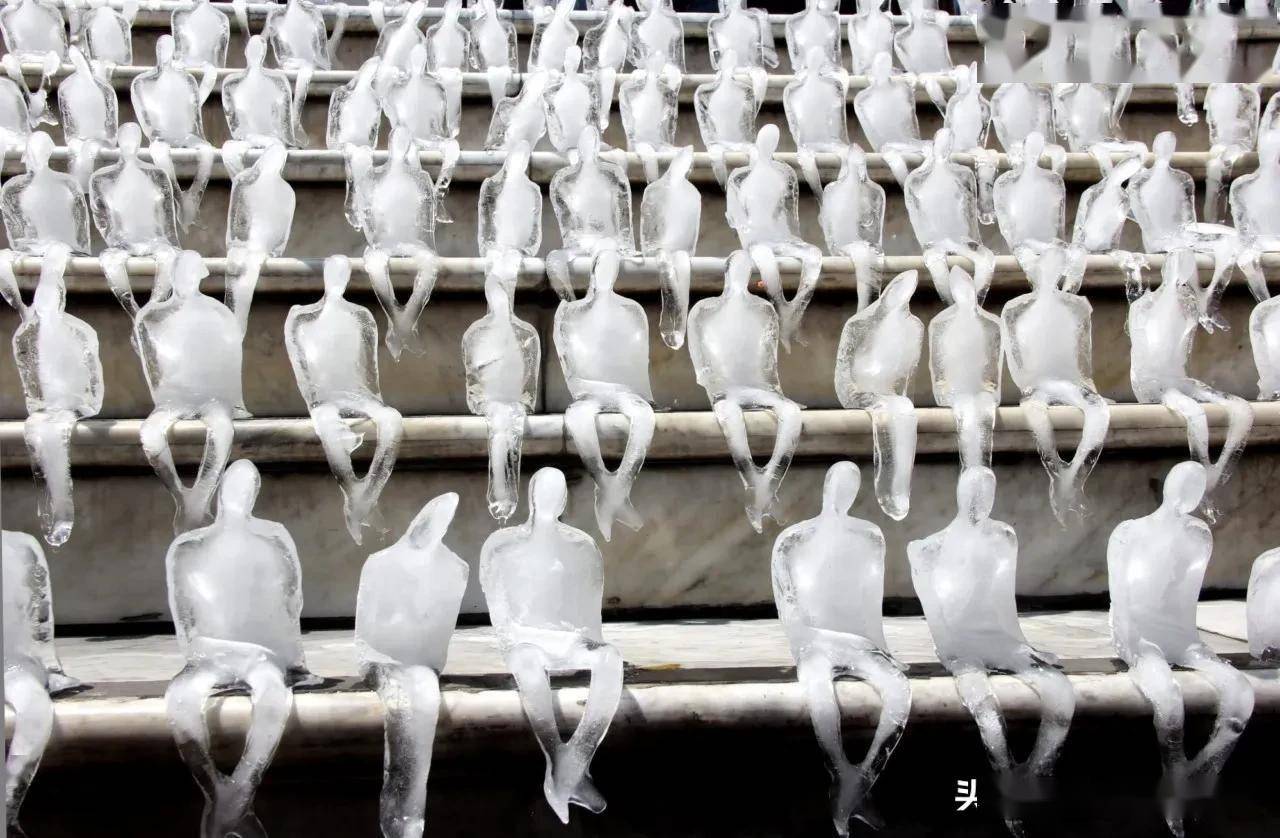 成百上千的小冰人融化成了一滩水户外艺术关于生命与环境的思考