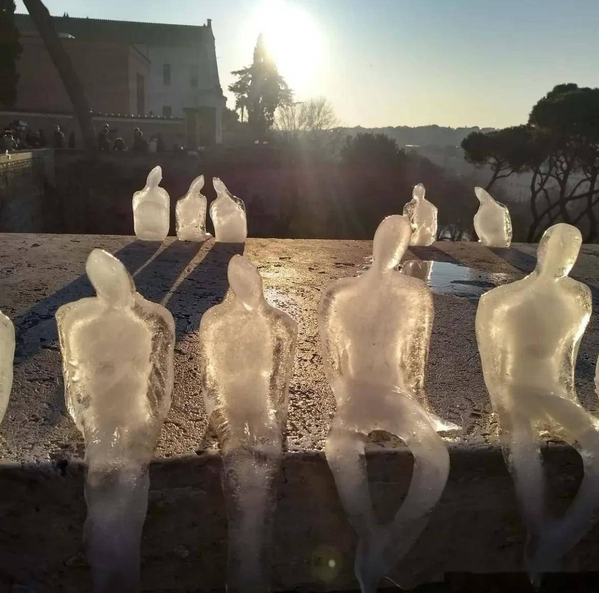 成百上千的小冰人融化成了一滩水户外艺术关于生命与环境的思考