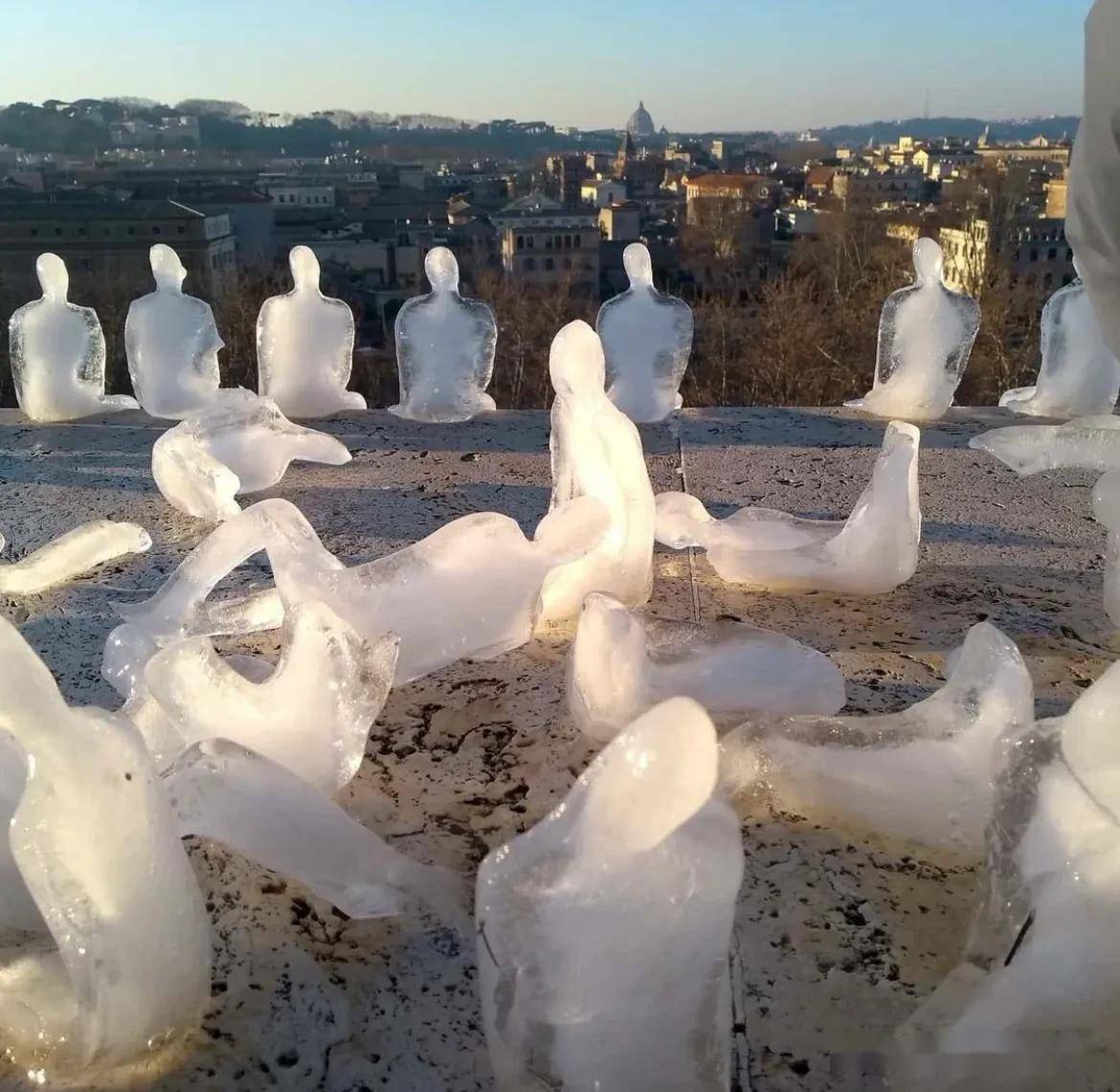 成百上千的小冰人融化成了一滩水户外艺术关于生命与环境的思考