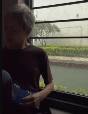 59岁“许仙”叶童头发全白,整个人瘦骨嶙峋
