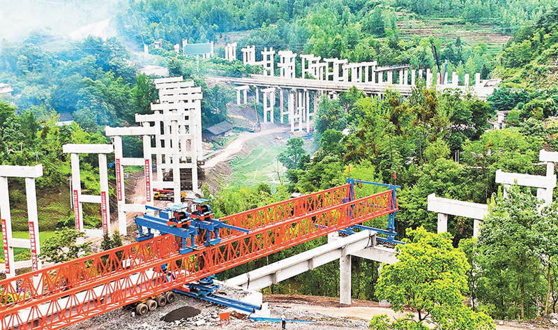 进入夏季以来,渝湘高速公路扩能项目酉(阳)彭(水)段的建设者抢抓有利