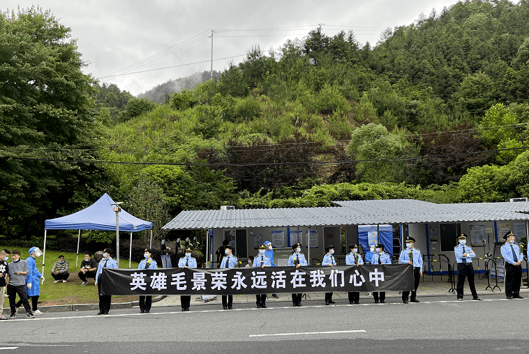 今天毛景榮烈士骨灰榮歸故里遂昌人民淚迎英雄回家