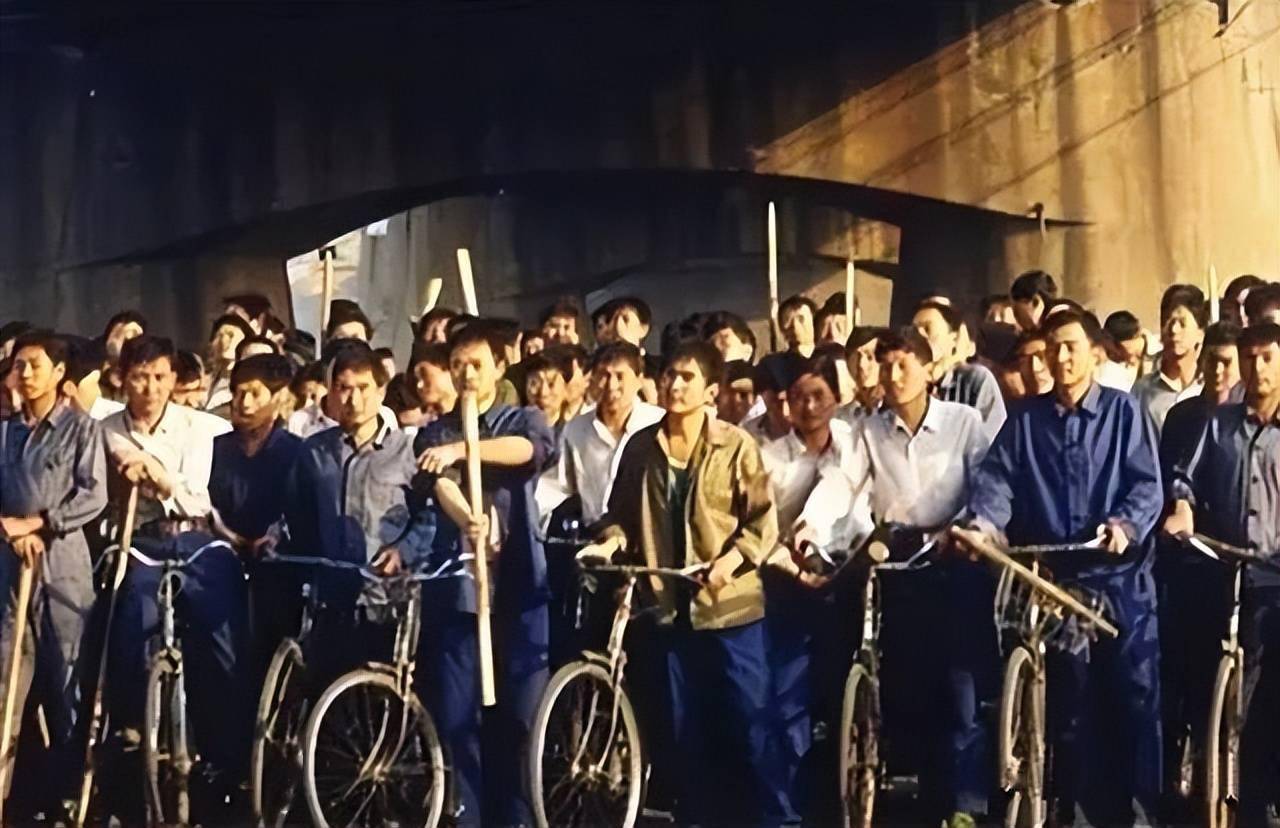 回顾一下1983年中国严打唐山市菜刀队50余人被枪决