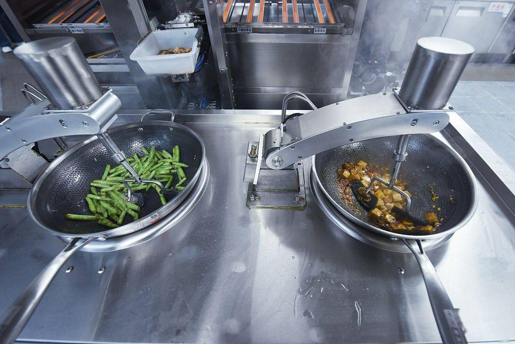 机器人餐厅亮相杭州 炒好一道菜品仅需3分钟