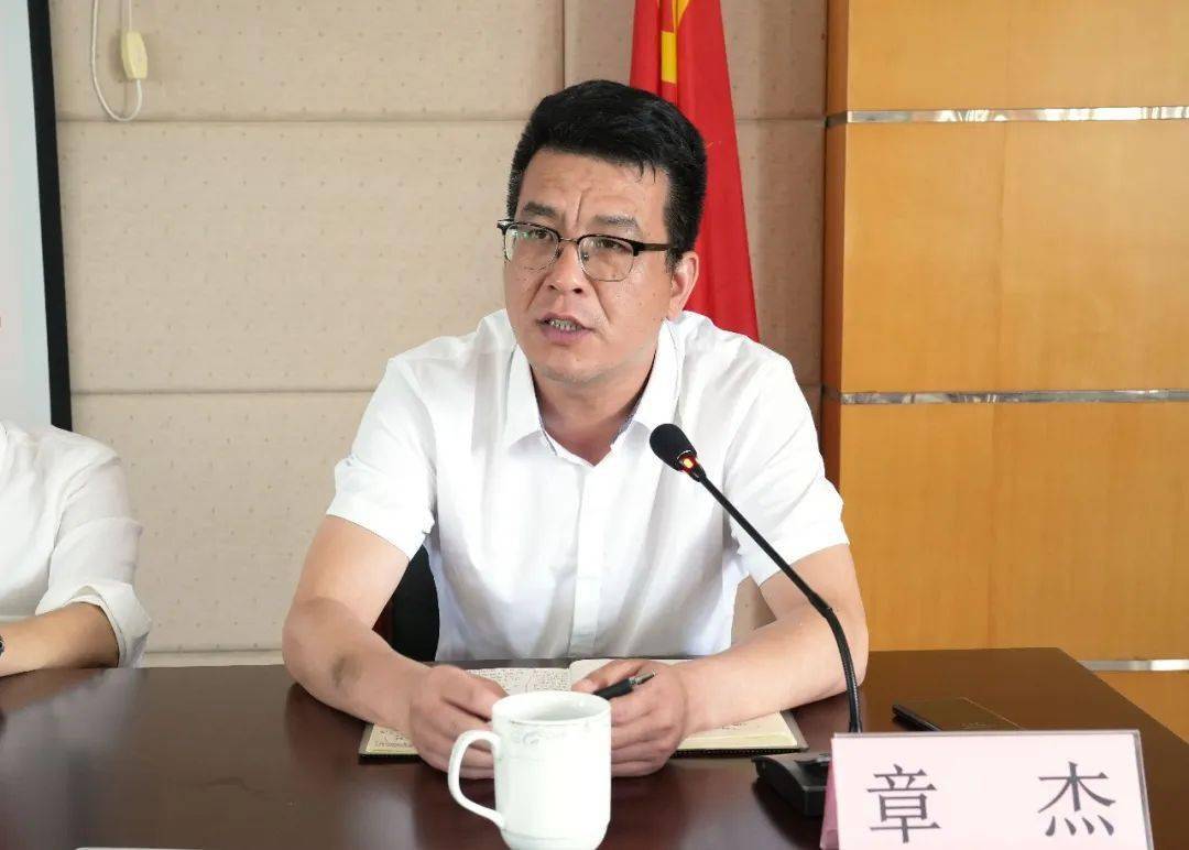 副镇长章杰就拆违工作及违法用地事项进行布置说明.