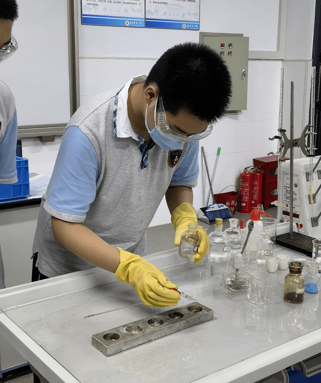 杨逸轩 陈佳豪 须子阳《餐巾纸的燃烧 魔棒点灯 铜的焰色反应 》钱