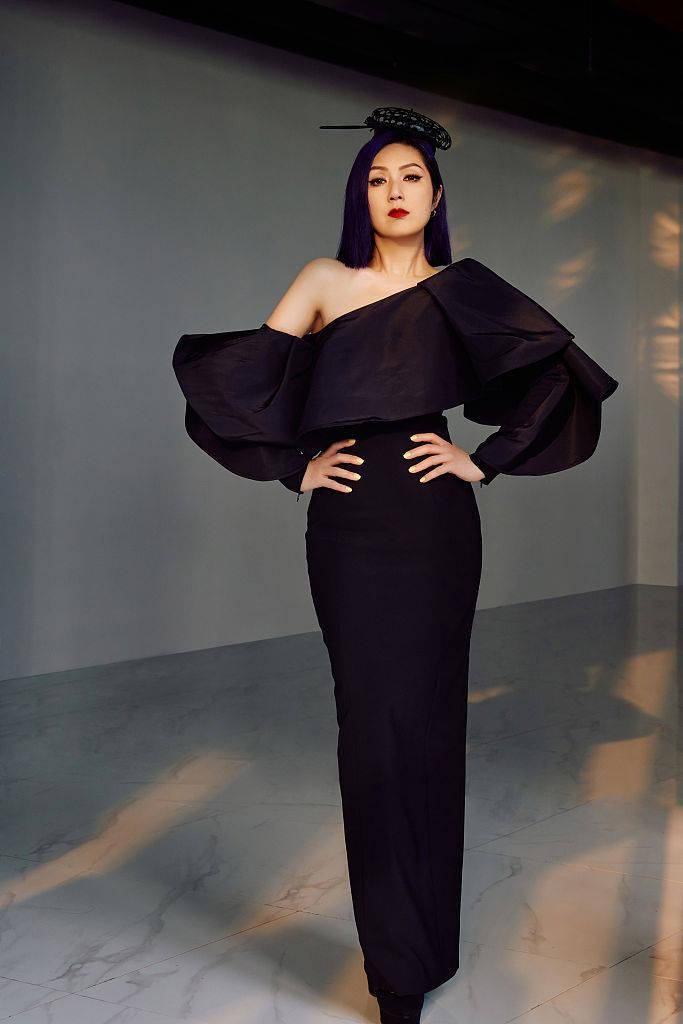 杨千嬅声生不息最新一期造型写真斜肩礼服高贵冷御气场足