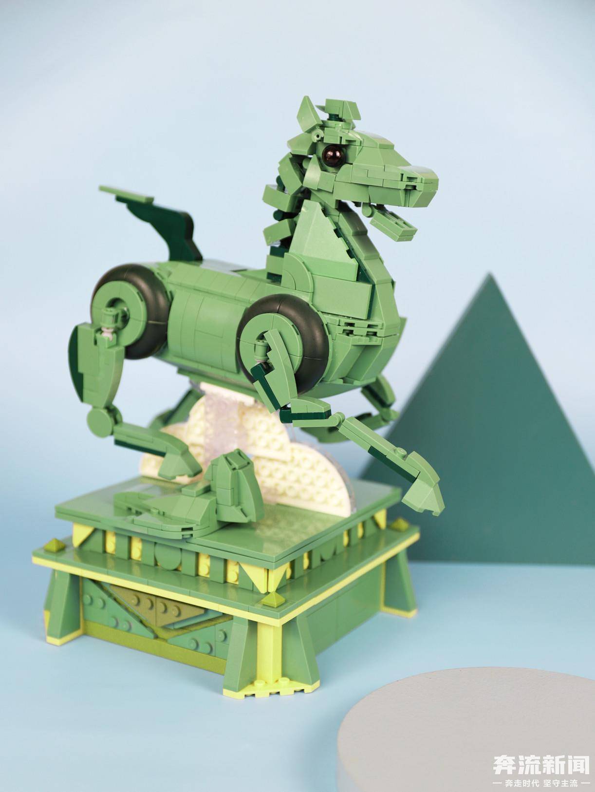 近日,在甘肃省博物馆的"博物馆之夜"上,一款铜奔马立体拼装积木文创